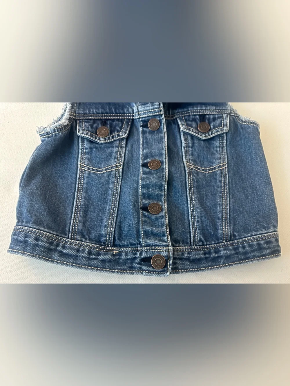 GAP girl’s Denim vest. frayed sleeveless edges, chest flap pocket.  Size 4T.